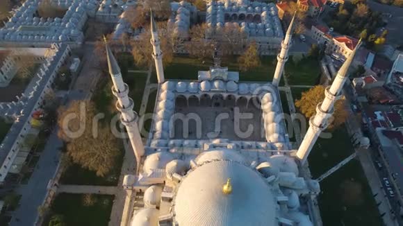 土耳其伊斯坦布尔的蓝色清真寺Sultanahmet空中无人机视图射击蓝天夕阳视频的预览图