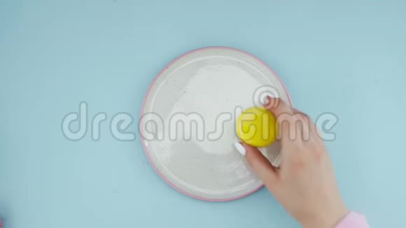 白色盘子中的甜色马卡龙或马卡龙在粉彩蓝色表面视频的预览图