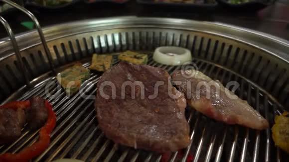 韩国风格的烤猪肉和牛肉视频的预览图
