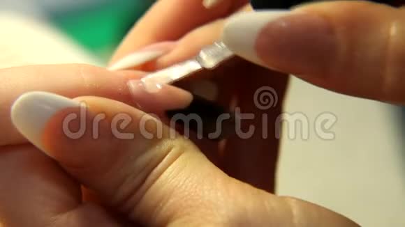 工作室的美女女性手指甲指甲修指甲视频的预览图