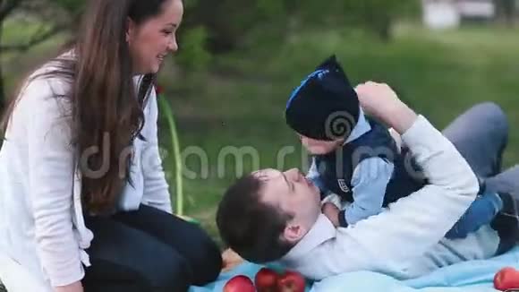 爸爸在野餐时和宝宝接吻玩耍视频的预览图