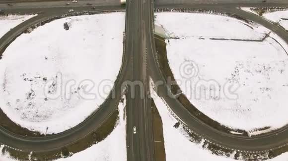 雪和冰冻的冬季道路上有一辆移动的汽车视频的预览图