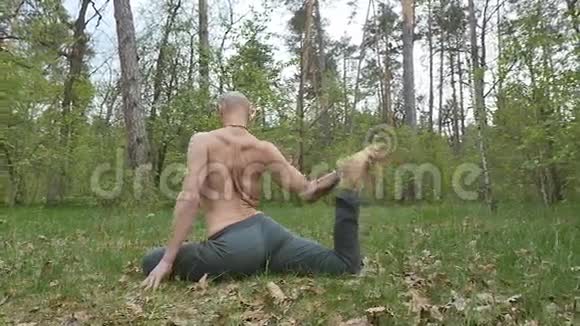 他在森林里训练身体的灵活性和协调性视频的预览图