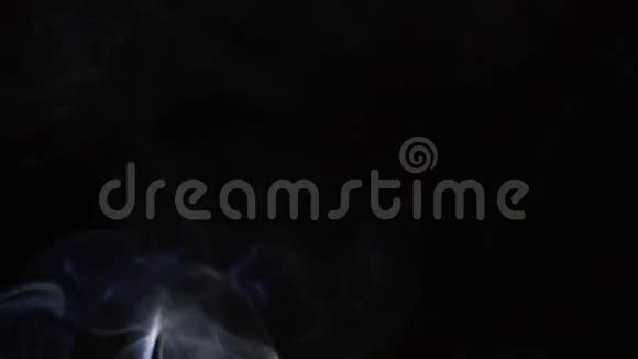 黑色背景下的烟柱随风移动视频的预览图