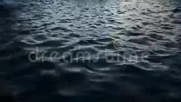 平静暗水面慢运动视频的预览图