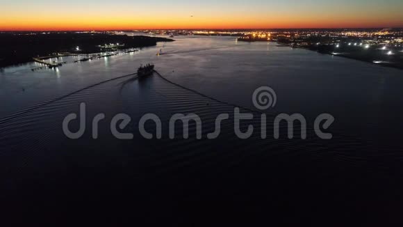 鸟瞰日落特拉华河费城视频的预览图