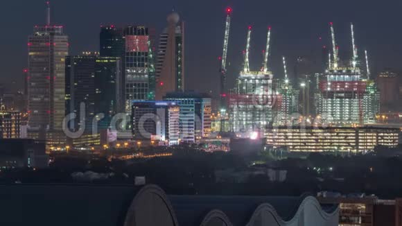 航空城市景观与迪拜市中心的建筑夜间到白天阿拉伯联合酋长国视频的预览图