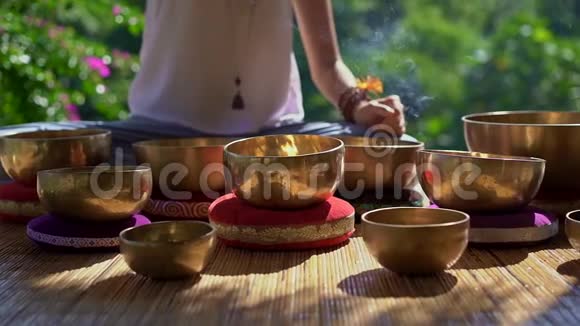 一位亚洲圣药女主人的超灵镜头表演藏碗治疗仪式冥想与冥想视频的预览图