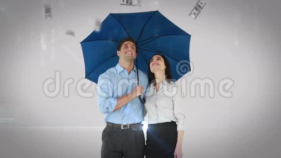 商业人士站在伞下视频的预览图