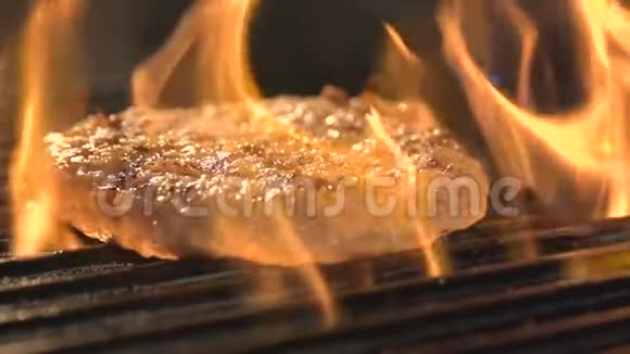 烧烤架上美味的鱼片肉视频的预览图