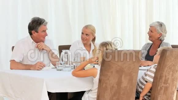 一家人在晚餐时大笑视频的预览图