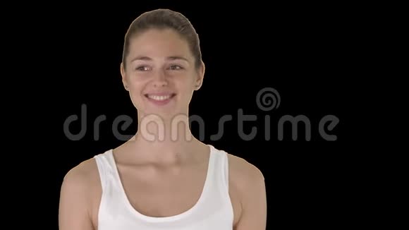 幸福的年轻女子走着微笑着看着摄像机阿尔法频道视频的预览图