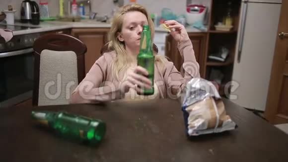 女性酒精依赖手里拿着瓶子的女人视频的预览图