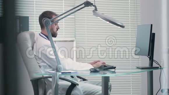 医生在他的电脑办公室工作视频的预览图