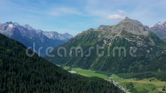 从瑞士上空飞过瑞士上空视频的预览图