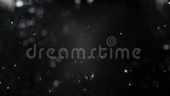 黑色背景中带有气泡的水的视频视频的预览图