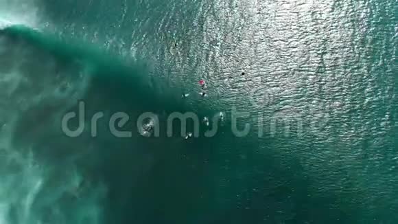 海洋中波浪的空中景观冲浪和海浪上景视频的预览图