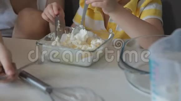 孩子们揉面团加入面粉糖鸡蛋黄油视频的预览图