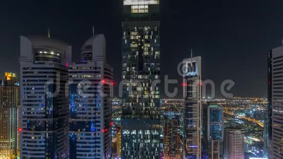 在阿联酋迪拜谢赫扎耶德路和DIFC夜间时间推移的建筑物的天际线视图视频的预览图