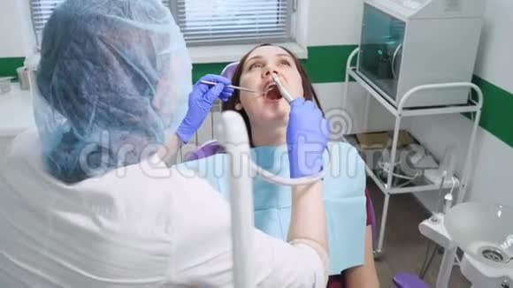 在牙医的牙科椅上做预防性检查的年轻女孩视频的预览图