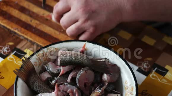 男人在家里的厨房里清洗和切鲜鱼视频的预览图