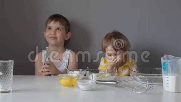 孩子们揉面团加入面粉糖鸡蛋黄油视频的预览图