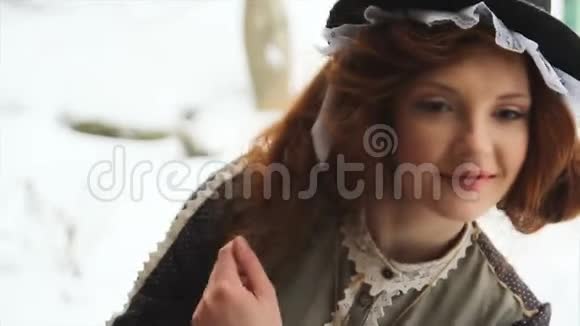 一位身穿民族服装的红发女孩的肖像视频的预览图