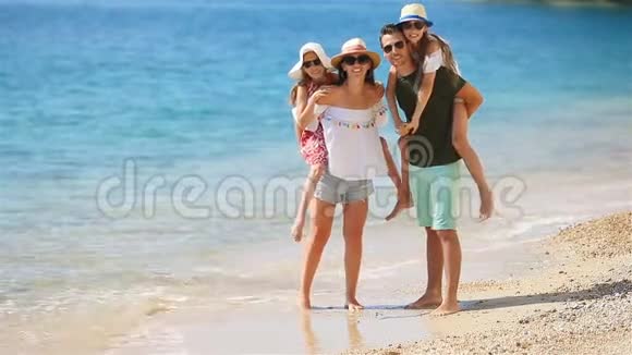 一家度假的年轻人在海边散步视频的预览图
