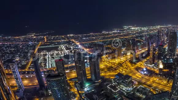 迪拜市区每天日出前一晚带塔和摩天大楼的空中景观视频的预览图