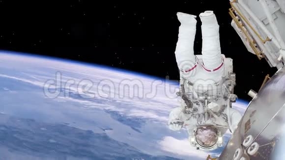 在地球上方空间站工作的宇航员视频的预览图