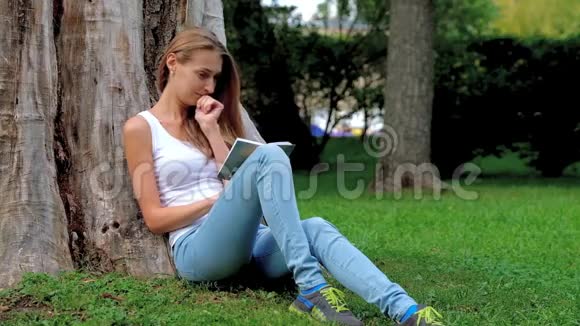 年轻女子在公园看书视频的预览图