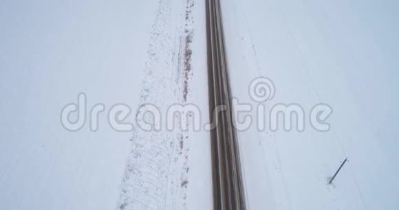 田间的冬季道路视频的预览图