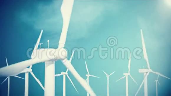 4K分辨率风力涡轮机发电机在天空背景与云三维动画视频的预览图