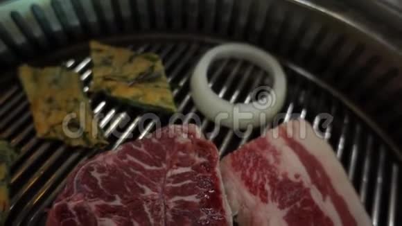 韩国风格的烤猪肉和牛肉视频的预览图