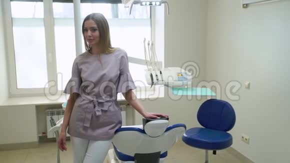 诊所里的女牙医视频的预览图