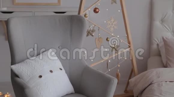 工作室里漂亮的圣诞装饰2020年新年视频的预览图