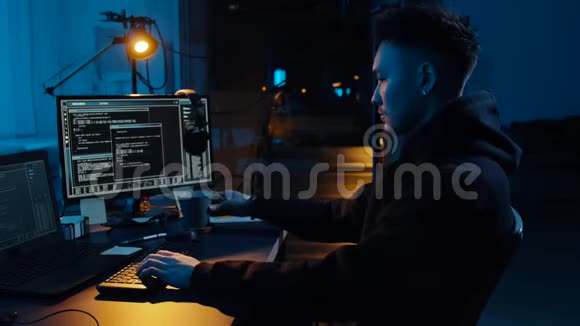 黑客利用电脑进行夜间网络攻击视频的预览图