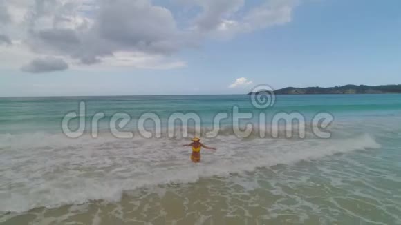 无忧无虑的年轻女子在异国情调的海滩上放松加勒比热带假日视频的预览图