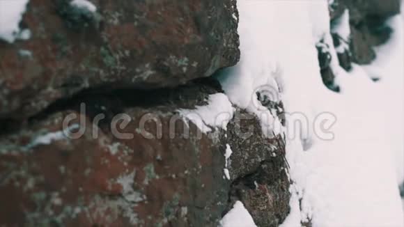 山崖岩壁冬日积雪视频的预览图