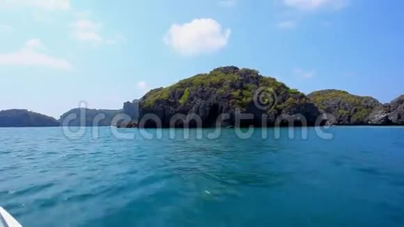 在岩石岛旁边航行快艇视频的预览图