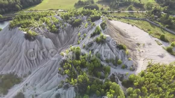 欧洲兰姆穆埃斯顿有一个池塘和废弃监狱的采石场的空中景观沙丘视频的预览图