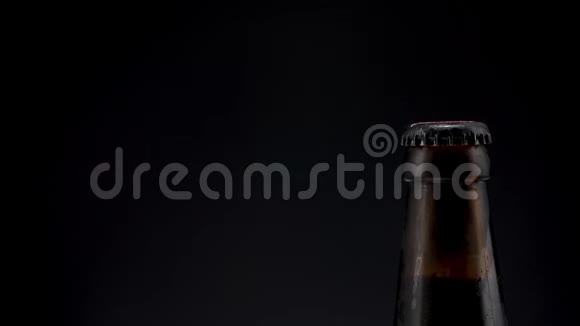 黑色背景下的啤酒瓶视频的预览图