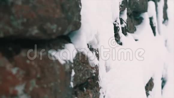 冬雪覆盖的山崖石壁视频的预览图