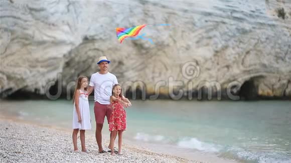 快乐的父亲和他可爱的小女儿在海滩视频的预览图