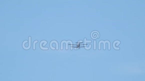 蓝天上的一架小飞机视频的预览图