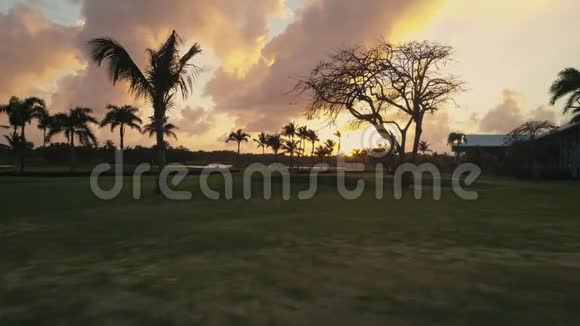 从无人驾驶飞机俯瞰热带度假胜地蓬塔卡纳的空中日落景色视频的预览图