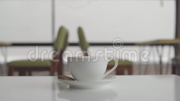 一杯咖啡在桌子上视频的预览图