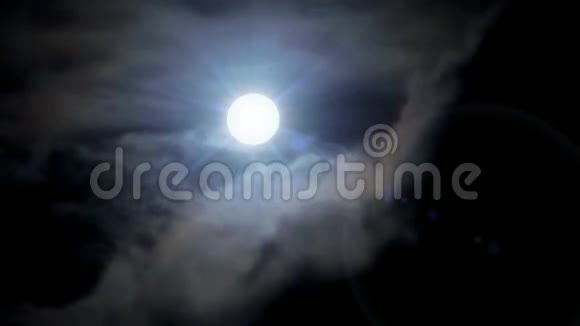 神奇的满月和夜空中的白云视频的预览图