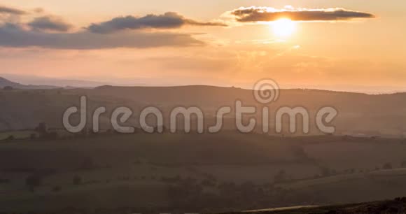 英国农村地区的日落云视频的预览图