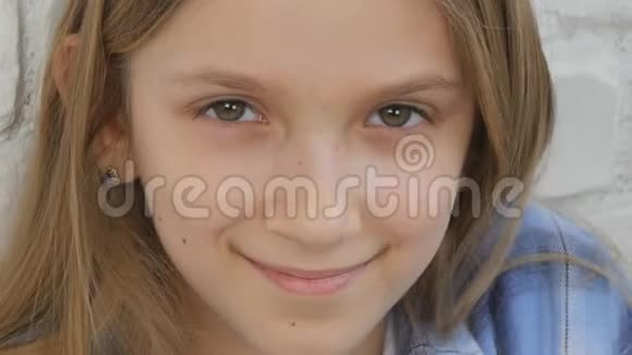 爆笑儿童肖像扮快乐的孩子脸照相机金发女孩视频的预览图
